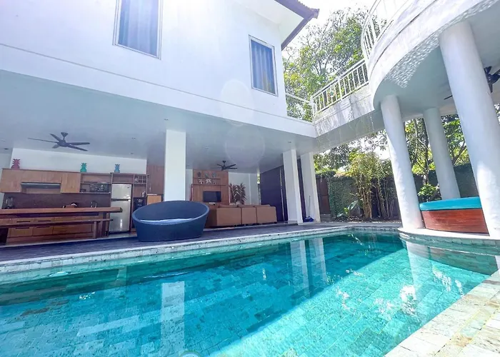 Sunset Escape Villa, Steps From Villa Seminyak